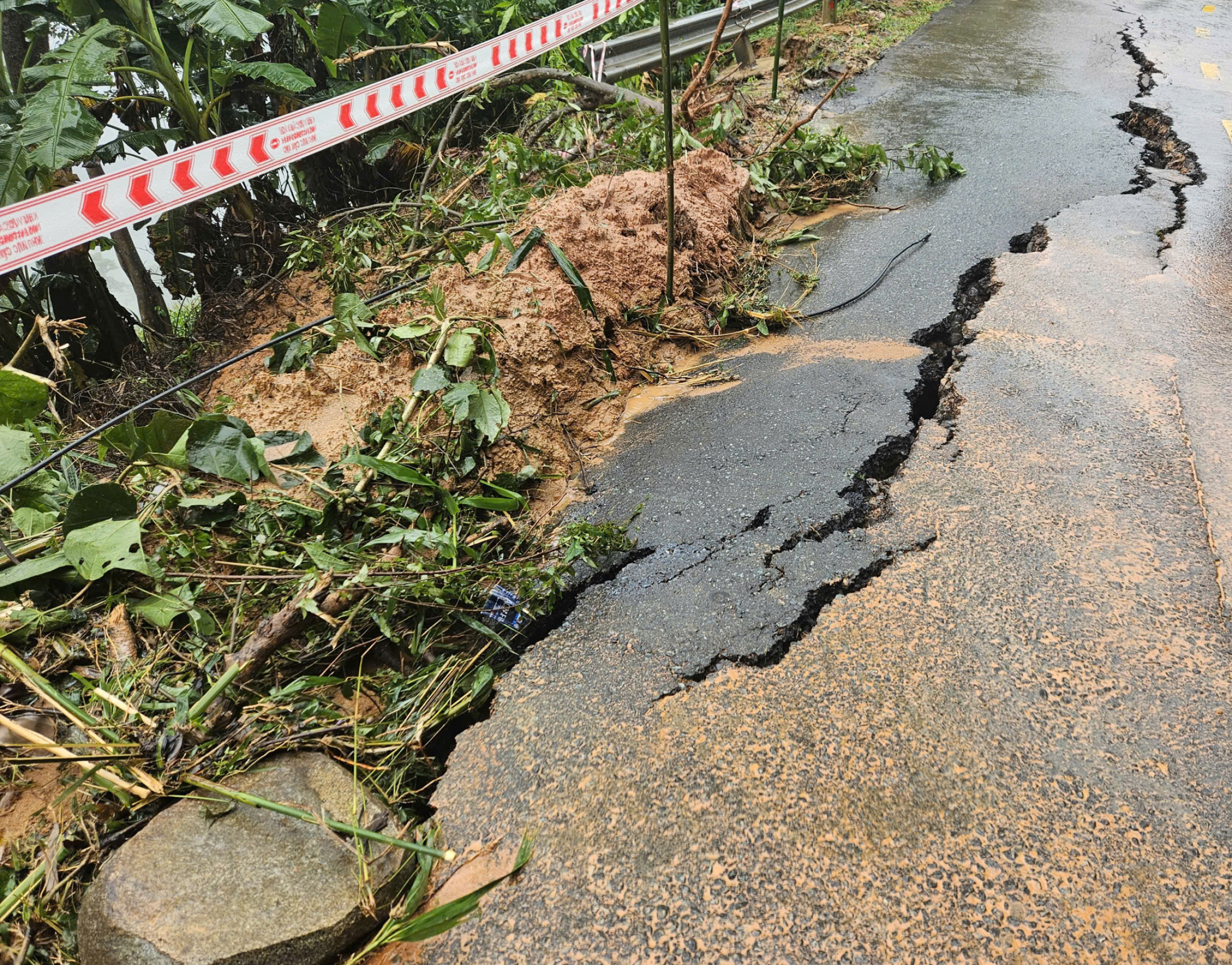 国道28号再次发生滑坡,通往大叻的道路这里堵完那里堵